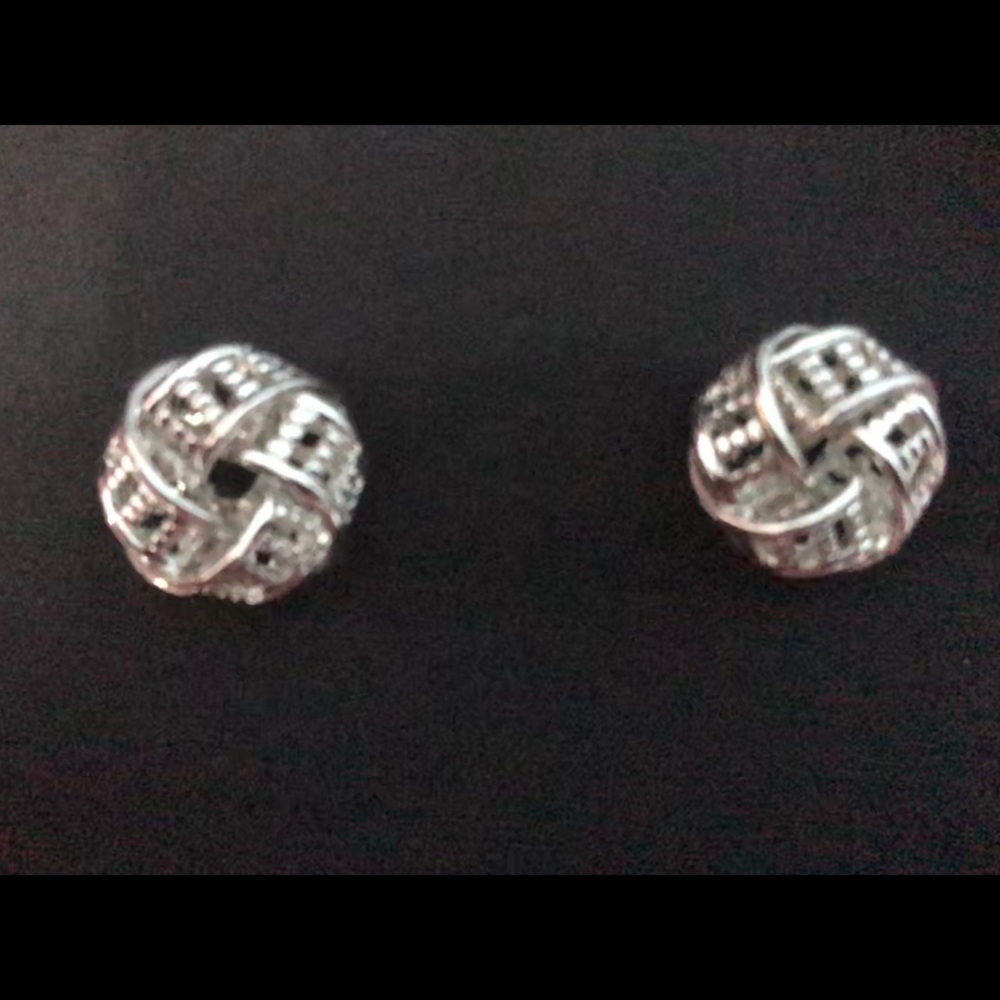 💕💕NWT Beautiful silver love knot earrings 💕